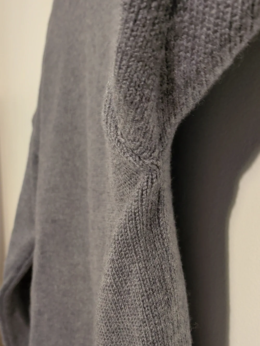 ARITZIA BABATON roll neck merino wool sweater - size medium - Picture 6 of 8